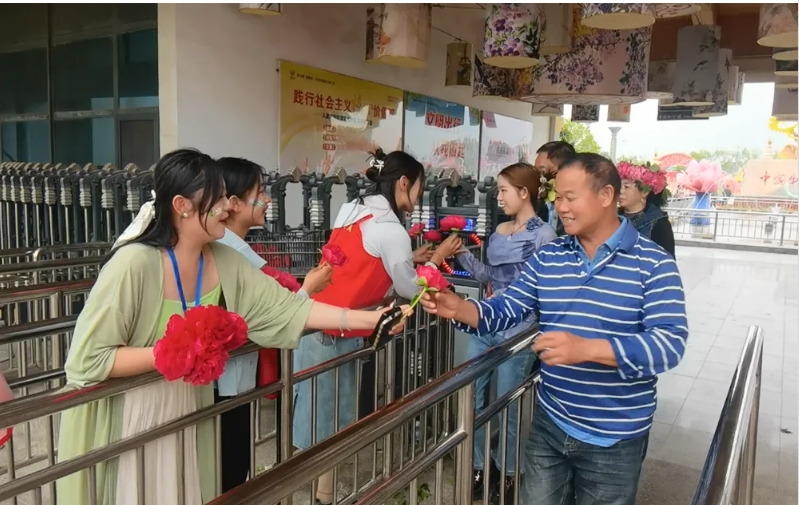 菏泽这个牡丹园为进园游客赠送芍药鲜切花！